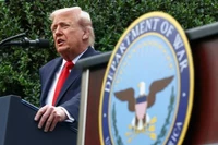 Tổng thống Mỹ ký gói chi tiêu gần 1 nghìn tỷ USD cho quốc phòng