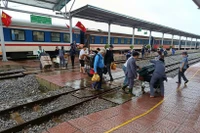 Đường sắt Bắc-Nam bị chia cắt, phải chuyển tải hành khách do bão số 13