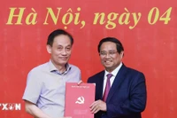 Thủ tướng trao Quyết định điều động, bổ nhiệm 8 lãnh đạo các bộ, cơ quan