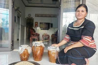 Bà Rlan Loan làm rượu ghè bằng gạo nếp tự trồng, kết hợp các loại men nên rượu thơm, vị ngọt dịu. Ảnh: R’Ô HOK