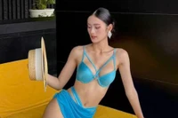 Ý Nhi khoe đường cong quyến rũ với bikini tại Hoa hậu Thế giới 2025