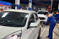 Giá xăng RON95-III giảm về mức dưới 20.000 đồng/lít
