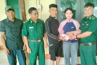 Cán bộ Biên phòng nhặt được của rơi trả người đánh mất