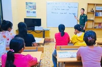 Thầy giáo “quân hàm xanh” thắp sáng con chữ vùng biên