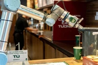 Robot pha chế, phục vụ tại quán cà phê ở Hà Nội