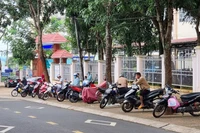 Đón con cổng trường