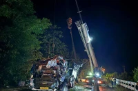 Vụ lật xe ở Quảng Ngãi: Dùng cưa sắt cắt cửa, đưa thi thể ra ngoài