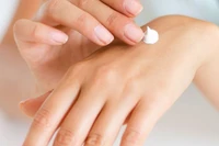 Đình chỉ, thu hồi toàn quốc Gel Promed bôi mụn trứng cá, ngừa sẹo (ảnh minh họa).