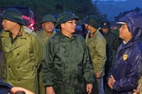 Phó Thủ tướng Hồ Quốc Dũng kiểm tra hiện trường, chỉ đạo khắc phục sạt lở đèo Khánh Lê