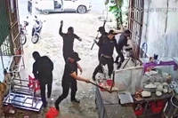 Bắt 2 nghi phạm trong nhóm người mặc đồ đen đi ô tô đập phá quán phở