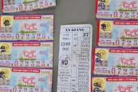 Mua 11 tờ vé số rồi tặng bạn 5 tờ, chiều tất cả cùng trúng đặc biệt