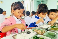 Nhờ chương trình "Cơm có thịt", các em học sinh nghèo giờ đây đã có những suất cơm đủ đầy dinh dưỡng, giúp các em yên tâm học tập.