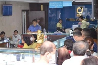 Giá vàng miếng SJC nhảy vọt lên 111 triệu đồng/lượng, người dân lại xếp hàng mua vào