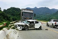 Tông nhau trên cầu, xe tải văng xuống vực, tài xế ô tô con tử vong, 5 người khác bị thương
