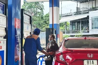 Giá xăng RON95-III giảm về 19.620 đồng/lít từ chiều 18-12