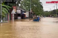 Mưa lũ kỷ lục 1.085mm: Huế đối mặt thảm họa, dân vật lộn với lũ dữ