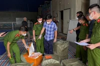 Bắt xe container chở 20 tấn lòng heo, dồi sụn, thịt... không rõ nguồn gốc