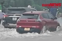 Hà Nội: Xe chết máy la liệt, thợ sửa xe di dộng ‘hốt bạc'