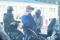 Giá xăng RON95-III giảm về 19.006 đồng/lít từ chiều 25-12