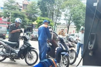 Giá xăng RON95-III giảm xuống còn 20.009 đồng/lít từ chiều 27-11