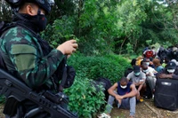 Hơn 1.000 người vượt biên từ Myanmar sang Thái Lan sau vụ đột kích ổ lừa đảo