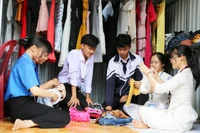 Nhân văn mô hình Tủ áo ấm tình thương