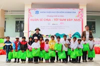 Mang mùa xuân về với người nghèo và học sinh vùng khó