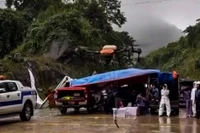 Dùng drone tiếp tế nhu yếu phẩm cho tài xế mắc kẹt trên đèo Lò Xo