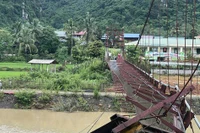 Cầu treo bất ngờ đứt cáp, xe ô tô chở 3 người rơi xuống sông