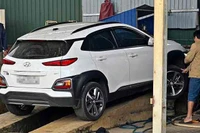 Đức Trọng: Khám nghiệm hiện trường xe ô tô tông chết người tại tiệm rửa xe
