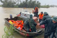 Bộ Quốc phòng: Bằng mọi cách phải vào điểm ngập sâu, không để dân bị cô lập