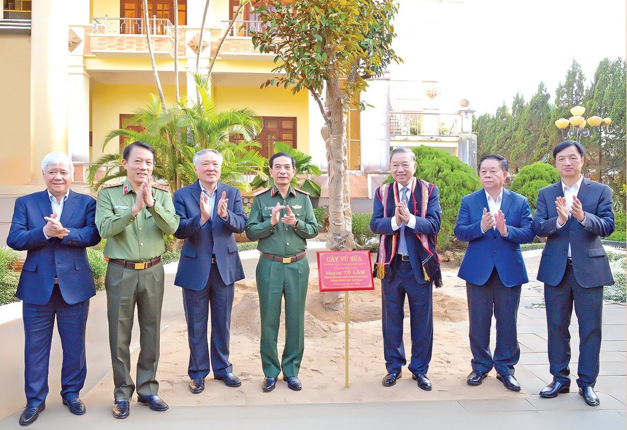 Tổng Bí thư và các thành viên đoàn công tác trồng cây lưu niệm tại Binh đoàn 15. 6-trong-cay-ok.jpg