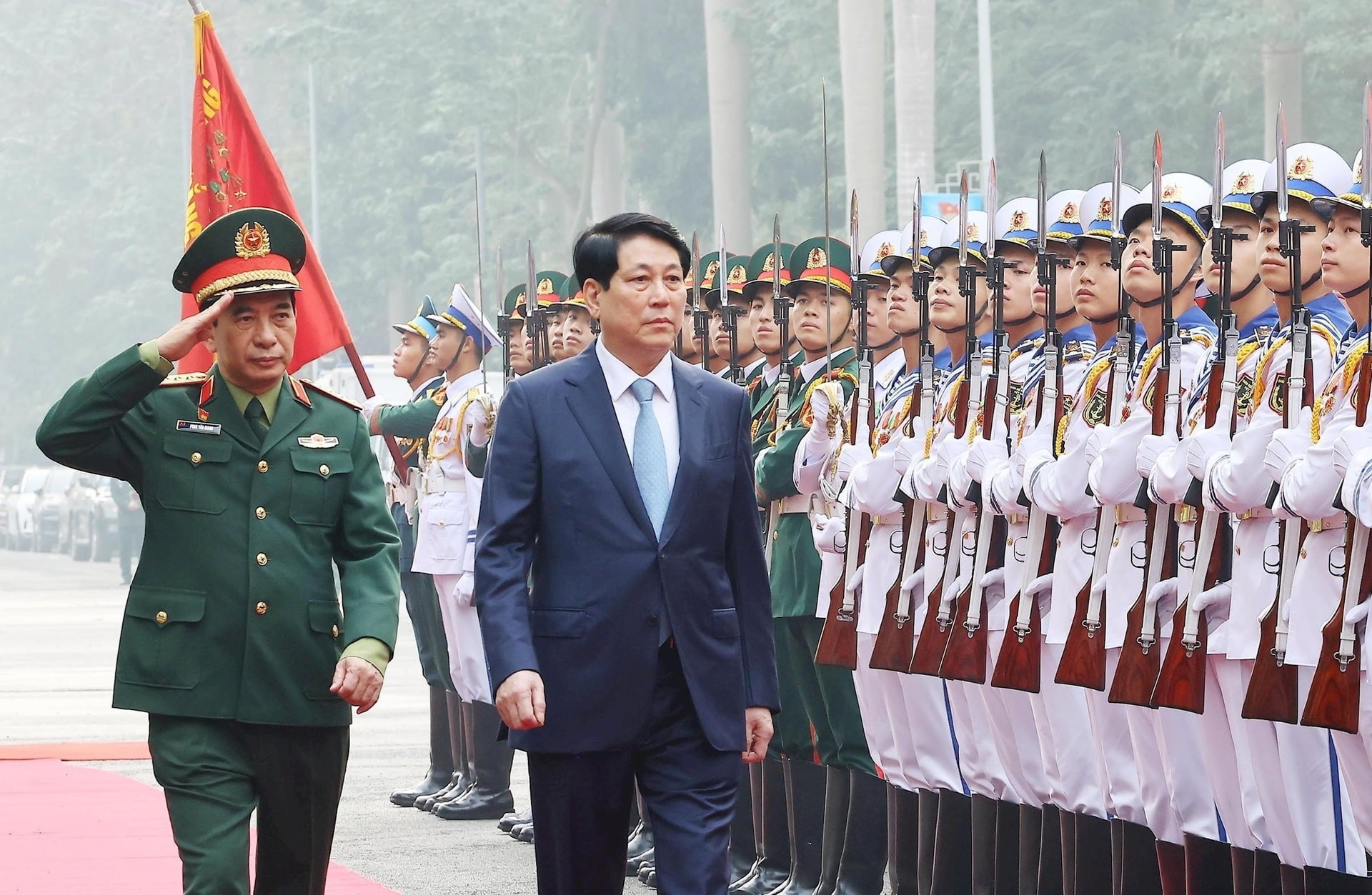 Sáng 26/12/2024, tại Hà Nội, Chủ tịch nước Lương Cường dự và chỉ đạo Hội nghị Quân chính toàn quân năm 2024. Trong ảnh: Chủ tịch nước Lương Cường duyệt đội danh dự. (Ảnh: Lâm Khánh/TTXVN) 7vn.jpg
