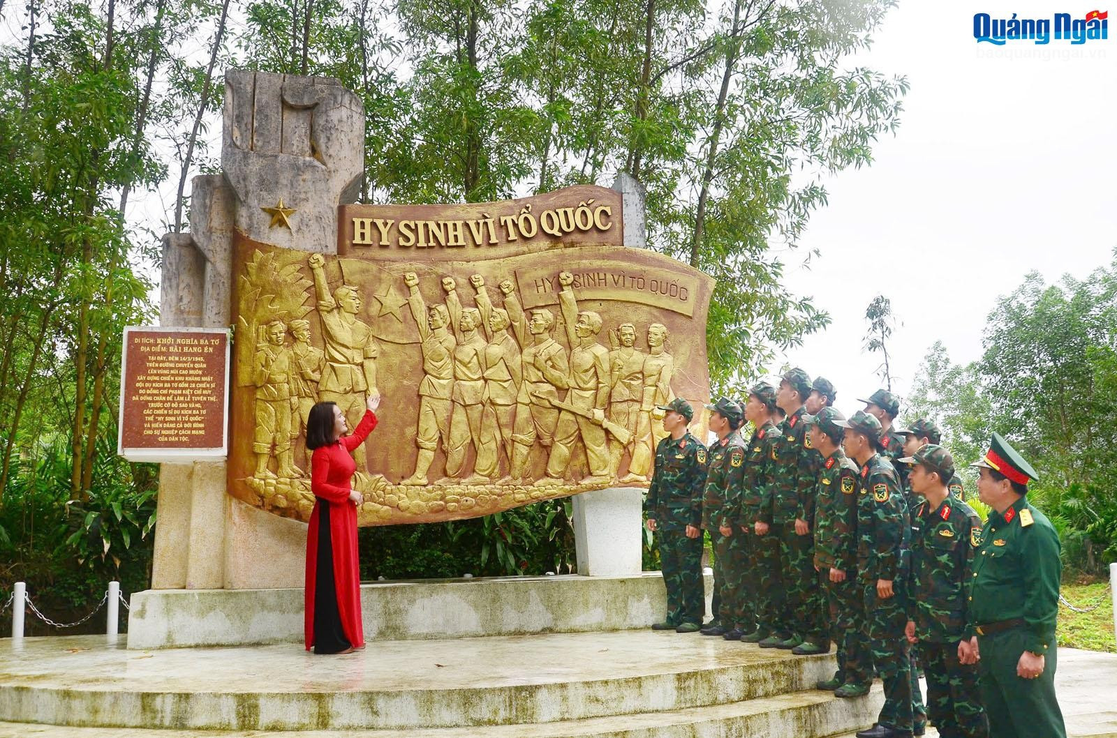 Ông Huỳnh Tứ (giữa), ở thôn Nhơn Lộc 1, xã Hành Tín Đông (Nghĩa Hành), kể về những tháng ngày tham gia đoàn công tác đi nắm tình hình, dẫn đường cho Đội Du kích Ba Tơ về đồng bằng. Ảnh: MAI LỰC 8a.jpg