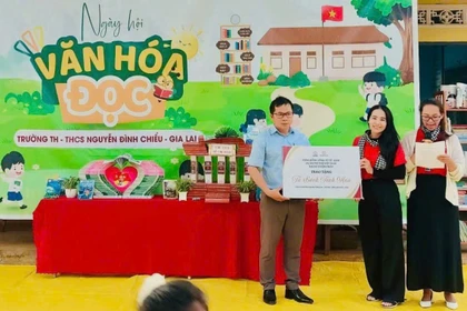Trao tặng tủ sách cho học sinh điểm trường làng O Grang