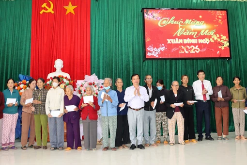 Phó Chủ tịch Thường trực UBND tỉnh Nguyễn Tuấn Thanh đến thăm, tặng quà Tết cho các gia đình chính sách, hộ nghèo và cận nghèo tại xã Vĩnh Quang và xã Bình Hiệp.