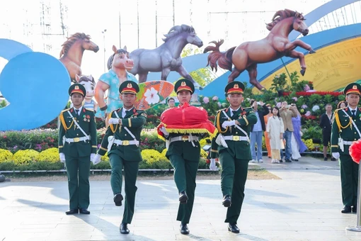 Nghi thức Lễ thượng cờ đầy trang trọng và thiêng liêng diễn ra tại Quảng trường Nguyễn Tất Thành (phường Quy Nhơn) vào sáng mùng 1 Tết Bính Ngọ, mở đầu cho chuỗi hoạt động mừng Xuân của tỉnh Gia Lai.