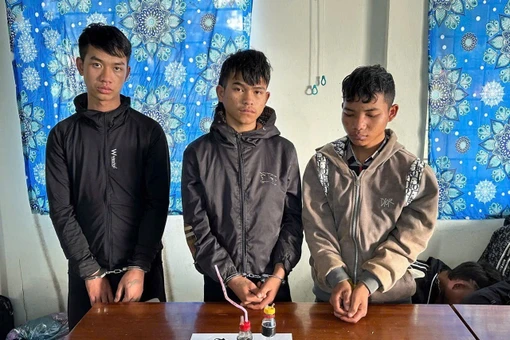 Lực lượng Công an xã Đak Sơmei triển khai các biện pháp nghiệp vụ và tuyên truyền cộng đồng nhằm ngăn chặn sự xâm nhập của ma túy vào thanh thiếu niên người dân tộc thiểu số tại các buôn làng vùng cao tỉnh Gia Lai năm 2026.