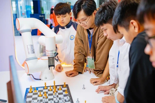 Hệ thống ChessRobot do sinh viên Đại học FPT Quy Nhơn sáng chế có khả năng thi đấu cờ vua ở nhiều cấp độ khác nhau nhờ tích hợp AI.