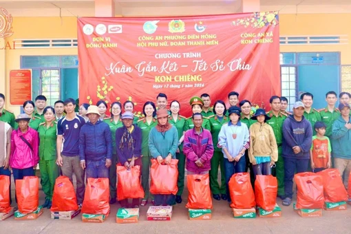 Các đoàn viên thanh niên và nhà hảo tâm tổ chức chương trình Xuân tình nguyện, tặng quà Tết cho người dân và học sinh có hoàn cảnh khó khăn tại các xã vùng sâu tỉnh Gia Lai dịp Tết Bính Ngọ 2026.