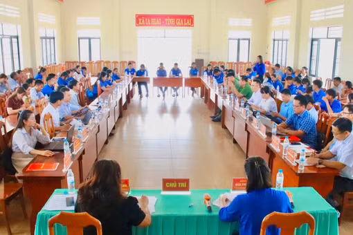 Chủ tịch UBND xã Ia Hiao chủ trì hội nghị đối thoại với hơn 60 đoàn viên thanh niên địa phương về chủ đề lấy chuyển đổi số làm đòn bẩy phát triển kinh tế - xã hội.