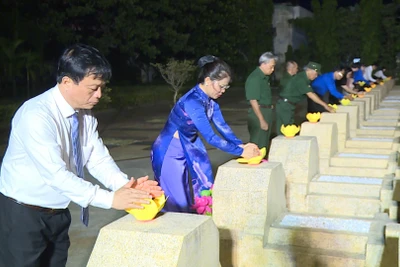 Các đại biểu thắp nến tri ân các anh hùng liệt sĩ.