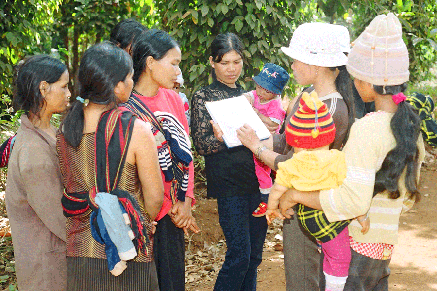 Tuyên tuyền giữ gìn vệ sinh cá nhân và phòng chống dịch bệnh vùng dân tộc thiểu số. Ảnh: T.N