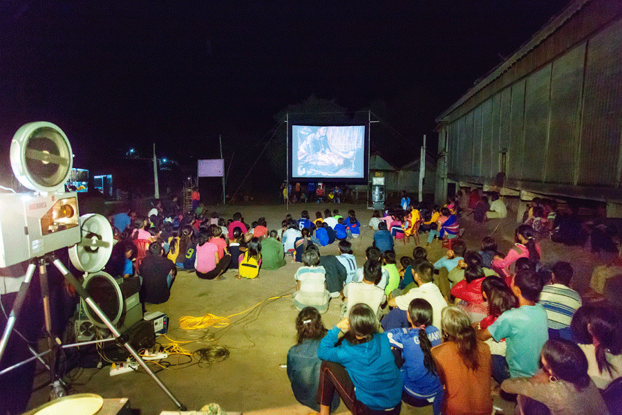 Một buổi chiếu bóng phục vụ đồng bào dân tộc thiểu số vùng sâu, vùng xa. Ảnh: Phan Nguyên Một buổi chiếu bóng phục vụ đồng bào dân tộc thiểu số vùng sâu, vùng xa. Ảnh: Phan Nguyên