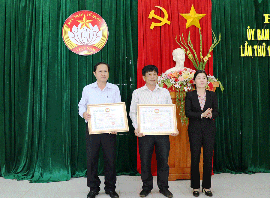 Tặng bằng khen của Ủy ban MTTQ Việt Nam tỉnh cho các tập thể có thành tích xuất sắc trong công tác năm 2016. Ảnh: H.T