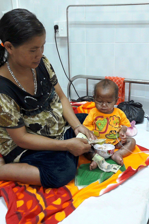 Mẹ con chị Nghin tại bệnh viện. Ảnh. Đ.Y