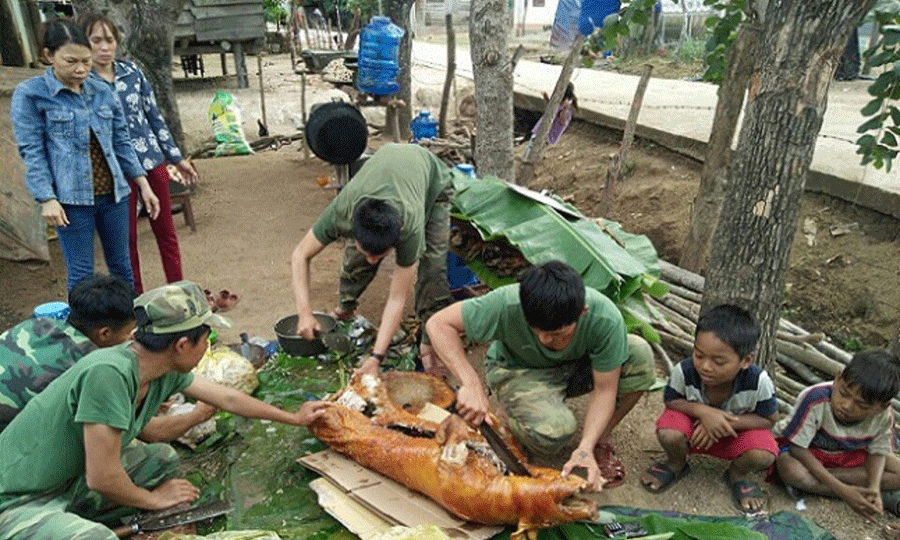 Chiến sĩ Sư đoàn 2 ăn Tết với các buôn làng Tây Nguyên. Ảnh: N.D Chiến sĩ Sư đoàn 2 ăn Tết với các buôn làng Tây Nguyên. Ảnh: N.D