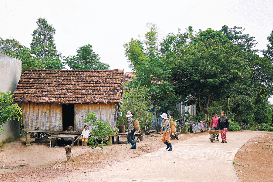 Cuộc sống yên bình ở làng Stơr. Ảnh: Đ.T