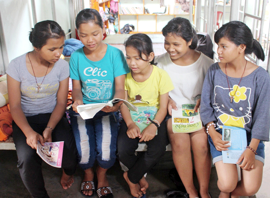 Các em nhỏ ở mái ấm luôn giúp đỡ nhau trong học tập. Ảnh: T.B