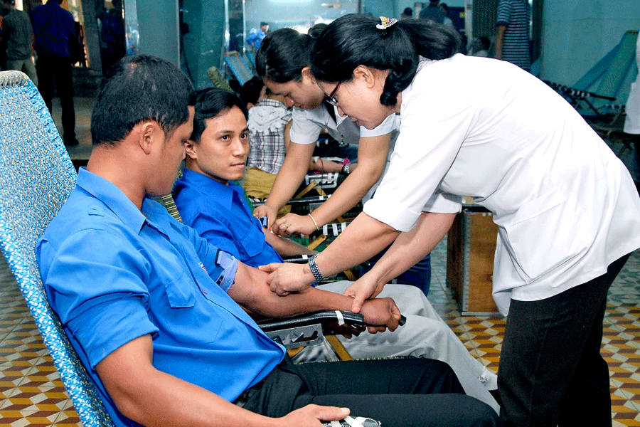 Đoàn viên thanh niên tham gia hiến máu tình nguyện. Ảnh: Đức Thụy Đoàn viên thanh niên tham gia hiến máu tình nguyện. Ảnh: Đức Thụy